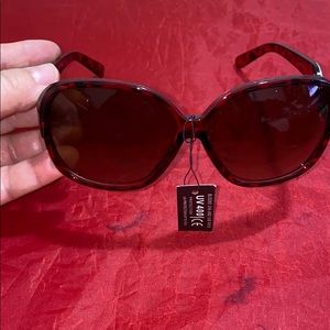 SUNGLASSES BLOCKS UVA UVB & UVB RAYS UP TO 100%